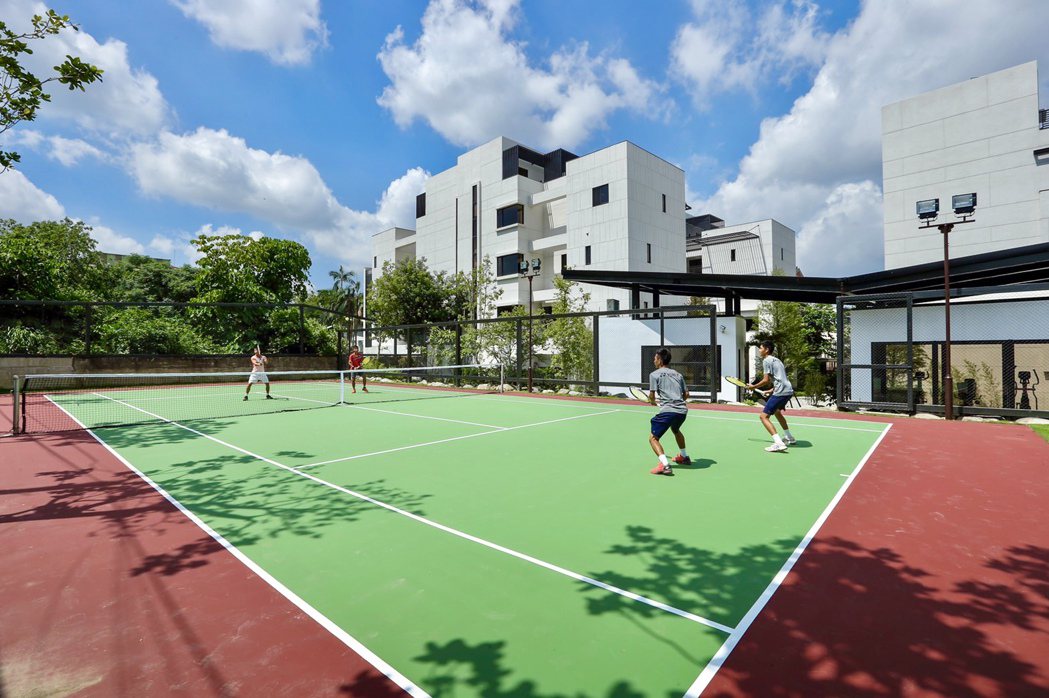 「藏風莊園」坐擁私人休閒會館，包含健身房、網球場、發呆亭等一應俱全。業者提供