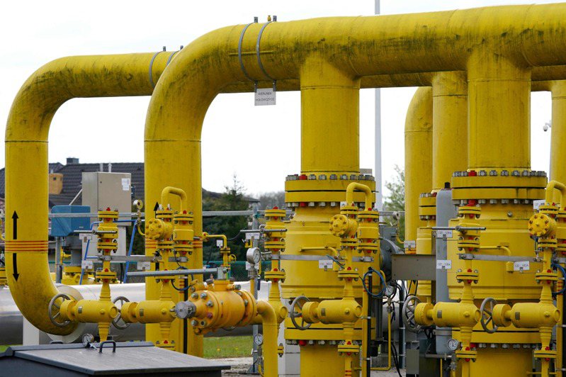 俄羅斯對波蘭和保加利亞斷供天然氣，代表俄羅斯和西方國家在關鍵能源供應問題上的緊張關係出現重大升級。圖為波蘭首都華沙附近的天然氣管線。法新社