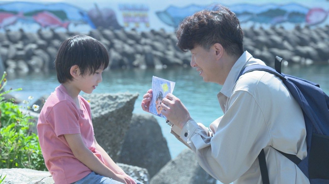 吳皓昇（右）與劇中的孫子宇軒，在漁港邊道別。圖／民視提供
