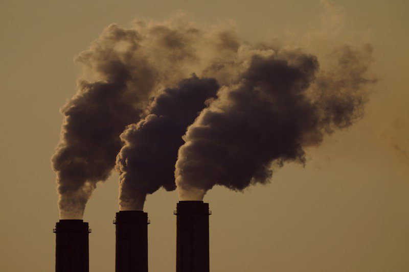 溫室氣體排放增加洪水或乾旱等災難，圖為美國堪薩斯州埃米特杰福里能源中心燃煤電廠去年9月不斷排放煙霧。美聯社