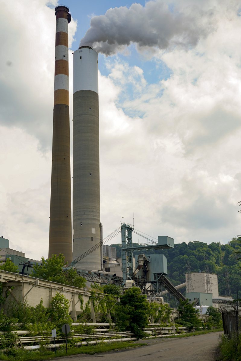 賓州是美國首個採用碳定價的主要化石燃料生產州。圖為賓州燃煤電廠切西克發電站去年6月因燃煤發電不斷排放溫室氣體。美聯社