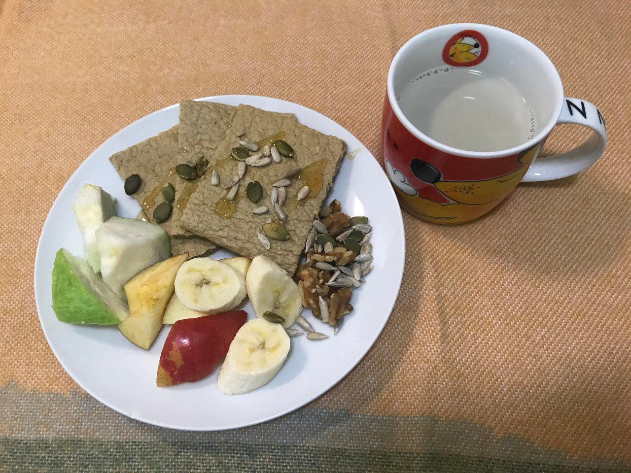 餐桌上常出現的早餐組合，是香蕉燕麥烤餅、堅果、水果，以及一碗花生蓮子湯。圖／楊子瑢提供