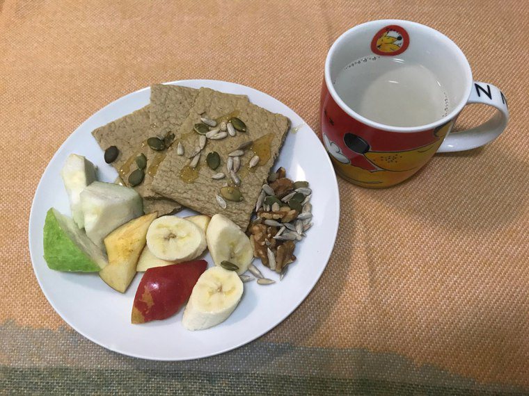餐桌上常出現的早餐組合，是香蕉燕麥烤餅、堅果、水果，以及一碗花生蓮子湯。圖／楊子...