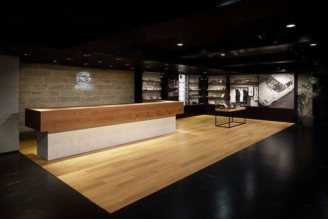 Mazda博物館以單色調搭配暖色系照明與木質裝飾，營造優雅舒適的空間，讓參觀者在...