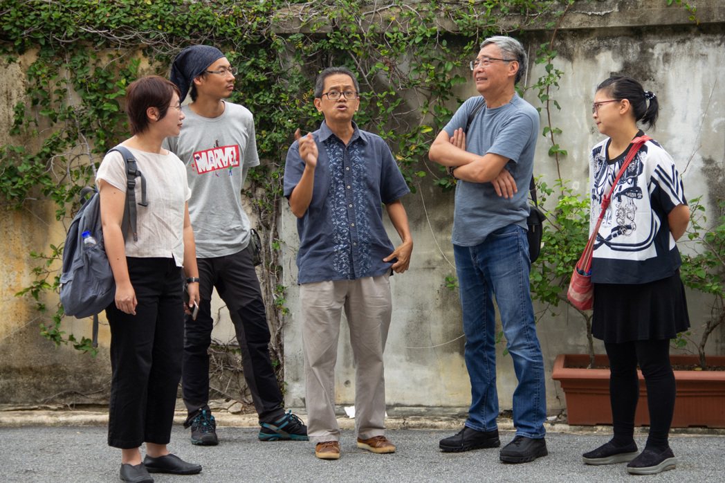 《南國啟示錄》製作人曁導演劉嵩（右2）。 圖／公共電視《南國啟示錄》提供