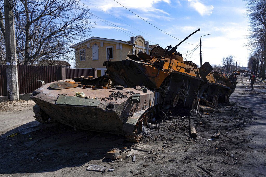 在烏克蘭基輔地區被摧毀的軍用車輛。 圖／美聯社