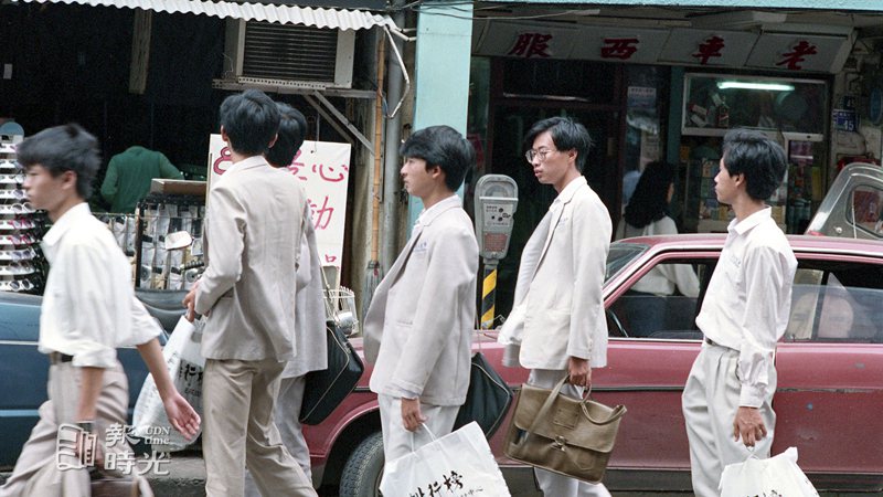 圖說：西門町逛街、玩樂的青少年，手上拎著剛購買的訂製制服。日期：1988/10/15。攝影：徐兆玄。來源：聯合報。

