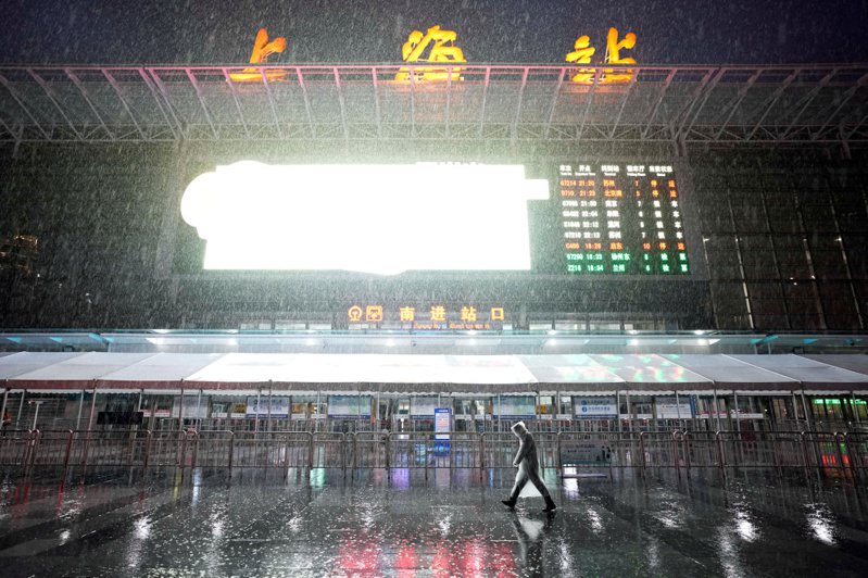 上海封城4月28日滿月，上海人預言，上海官場要提前進入「梅雨季」，上海市副市長陳通及中共上海市委宣傳部長趙嘉鳴為眾矢之的。圖為3月下旬降下大雨的上海車站。路透