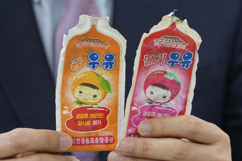 姜東灣在檢查果汁包裝上的成分表後，發現北韓使用樹葉來代替糖的成分，原因可能是北韓缺乏糖，也沒有糖的加工設備。 美聯社