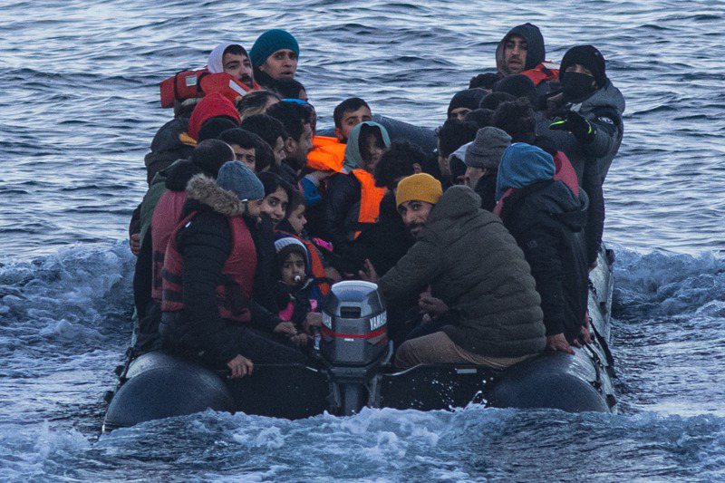 穿著救生衣的移民今年3月15日搭乘充氣艇從法國非法橫渡英吉利海峽，前往英國。法新社