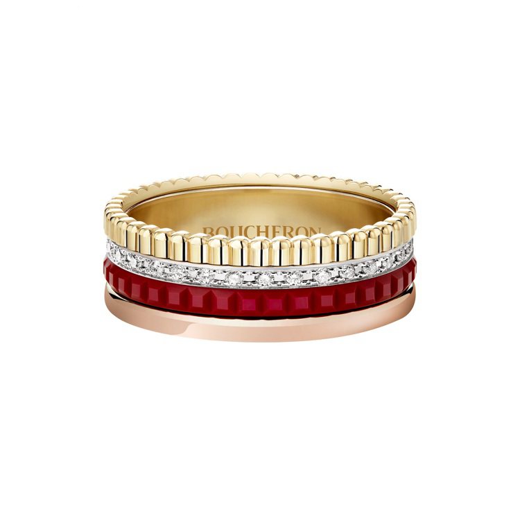 Boucheron Quatre Red系列戒指，白金、黃金和玫瑰金，鑲嵌33顆鑽石約0.24克拉，紅色高精密陶瓷，21萬7,000元。圖 / Boucheron提供