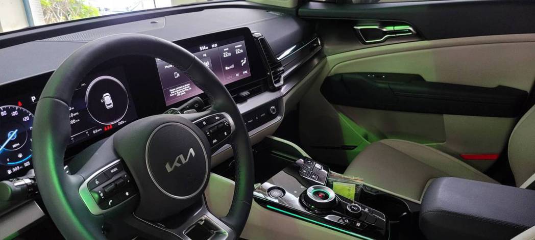 大改款Kia Sportage與EV6一樣皆採用12.3吋雙曲面螢幕。 圖／讀者...