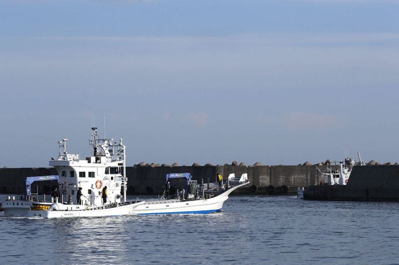 日本北海道一艘载有26人的观光船，4月23日出海后通报船首进水，随即失联，29日被发现沉没在水下约120公尺处。当局正试图以水中摄影机确认沉船内部状况。法新社(photo:UDN)