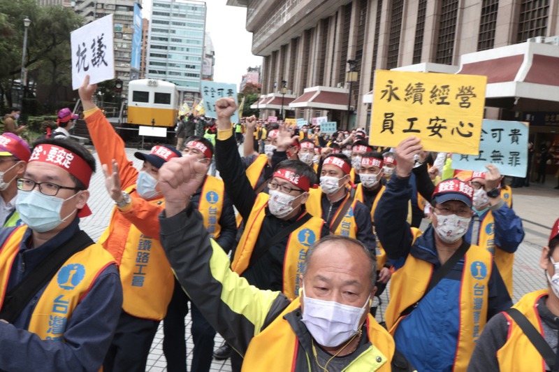 台灣鐵路工會不滿交通部推公司化草案時未與員工充分溝通，於勞動節發起不加班活動。圖／聯合報系資料照片