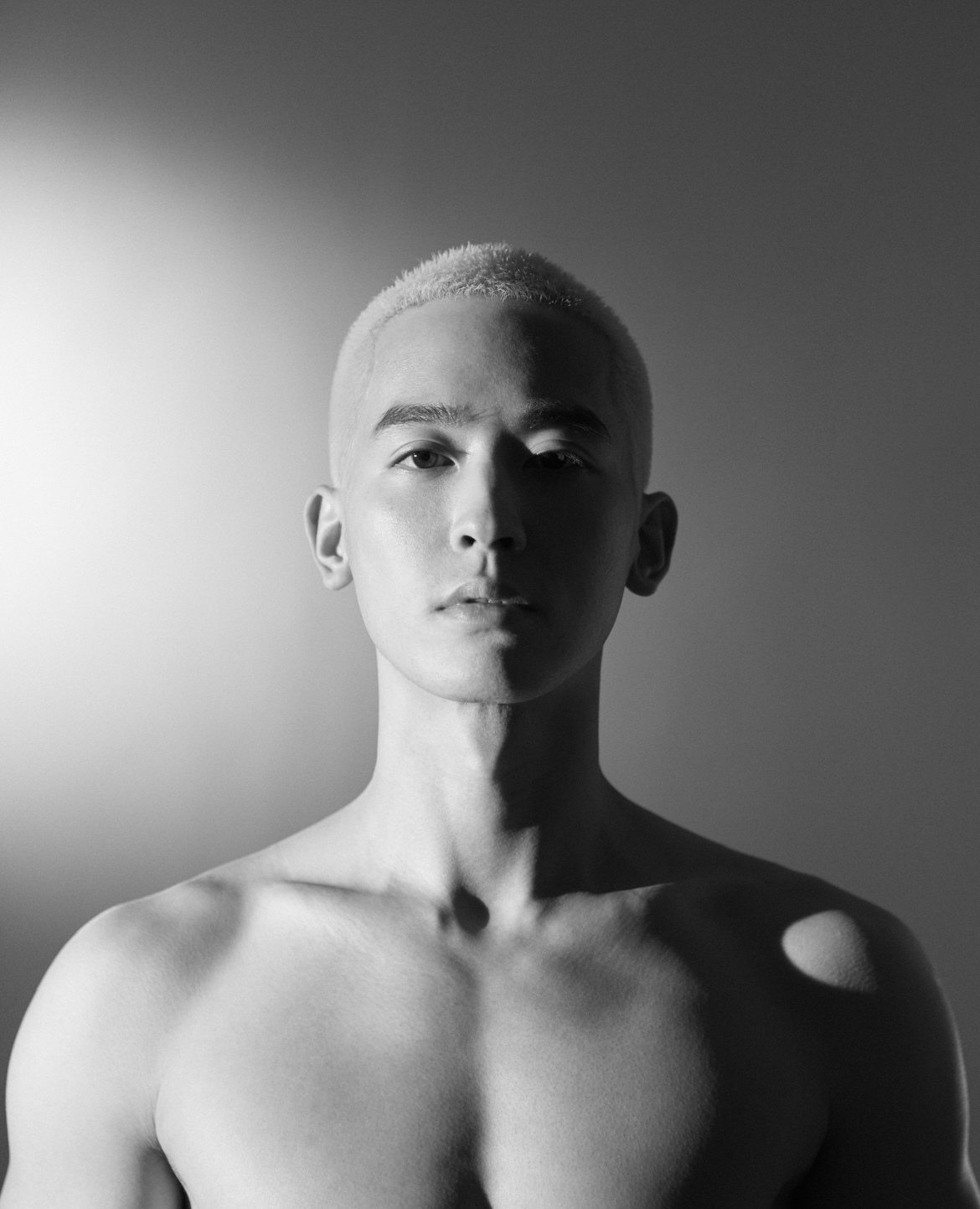 小樂為新單曲「我來」裸上身拍攝封面，秀出結實胸肌。圖／藝和創藝提供