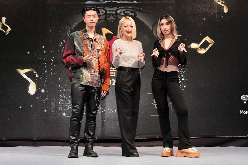 HowZ（左起）、戴愛玲和Karencici今出席2022 hito流行音樂獎台...