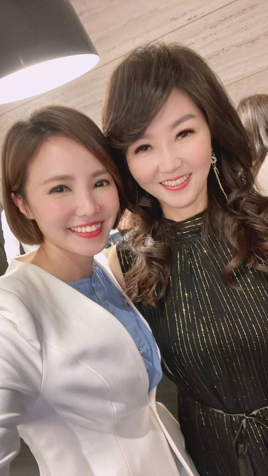 王偊菁(左)稱讚廖筱君是政論女神。圖／摘自臉書