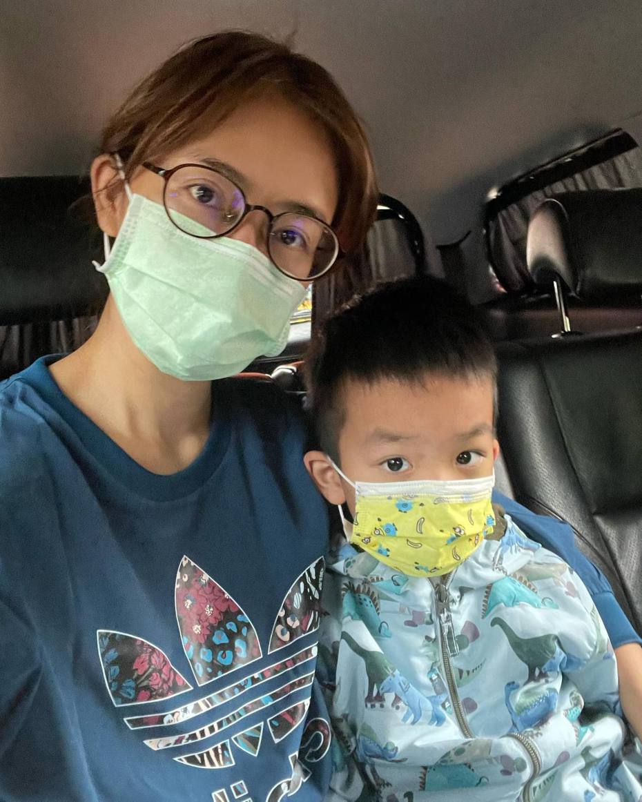 劉香慈(左)和兒子都被病毒襲擊，兒子也確診，但目前都康復。圖／摘自臉書