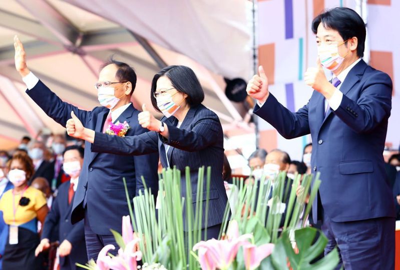 賴清德、游錫堃公開宣稱「台灣主權未定論」引發討論，圖為蔡英文總統（中）和副總統賴清德（右）與立法院長游錫堃（左）一同出席2020年國慶大會。圖／聯合報系資料照片