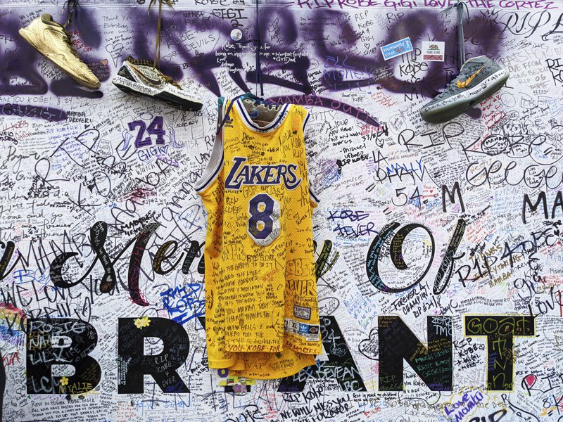 美國職籃NBA已故球星布萊恩（Kobe Bryant）的球衣。 美聯社