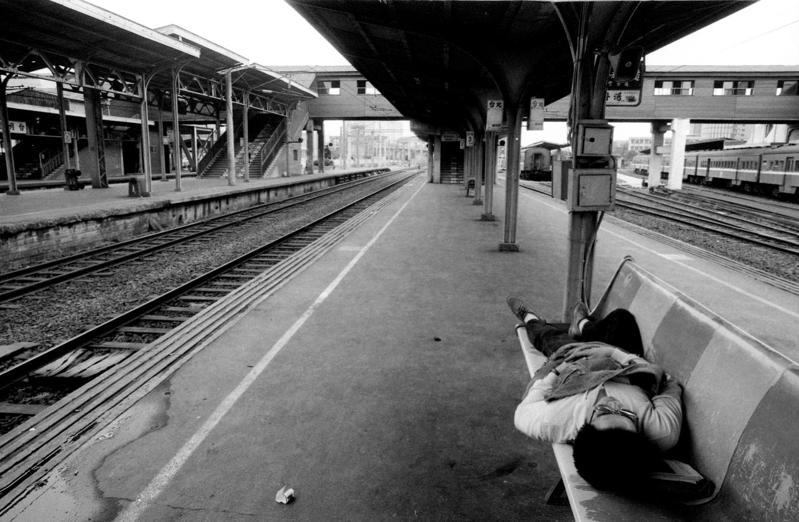 1988年5月1日，鐵路局火車司機員集體休假，火車全面停駛，月台上空蕩蕩，旅客索性在椅子上睡覺。圖／聯合報系資料照片