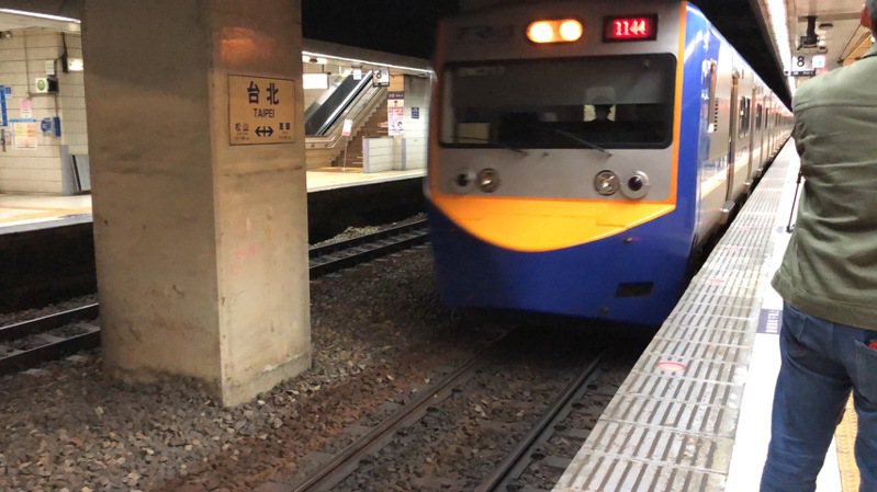 為了疏運旅客，台鐵今開出18列次區間(快)車，其中停靠在台北車站的最早班次是由基隆發車的1144班次，終點站為新竹。記者邱瓊玉／攝影