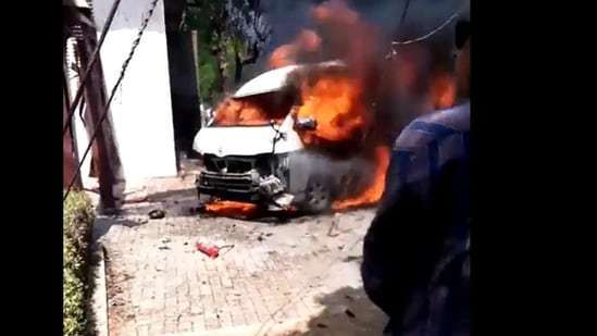 巴基斯坦南部大城喀拉蚩的孔子学院班车被恐攻爆炸起火的瞬间。（观察者网）(photo:UDN)