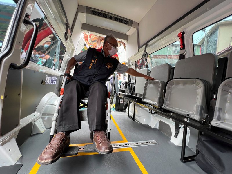 雲林復健青年協進會今天獲贈一輛特製的復康巴士，乘車艙挑高到192公分，行動不便及照顧者都不用再低頭或彎腰，可自在進出。記者陳苡葳／攝影