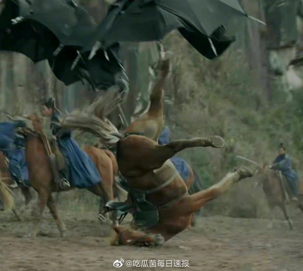 「且試天下」出現武打戲中馬匹翻滾畫面，怵目驚心。圖／摘自微博