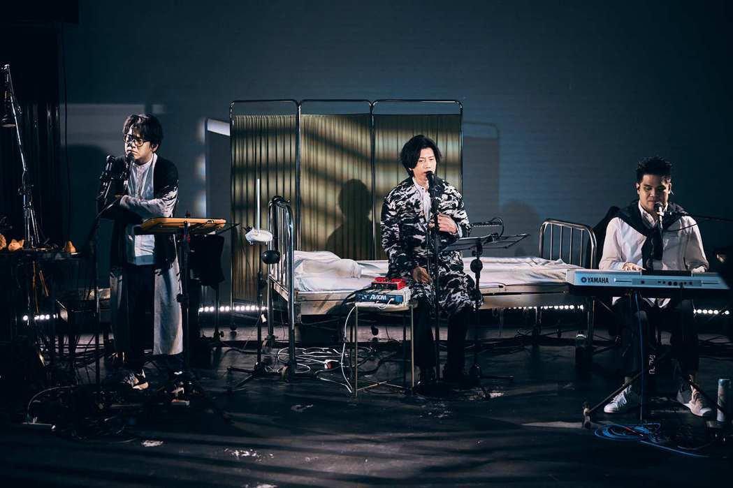 日京江羽人(左起)、莫子儀、黃裕翔，線上演出「夢遊的人」音樂劇場。圖／有享娛樂提