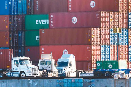 美國東西碼頭貨櫃堆積如山，加上大陸復工後出口貨量可能暴衝，導致美西碼頭工人換約談判情勢更加緊張，全球大塞港情況恐重演。（路透）