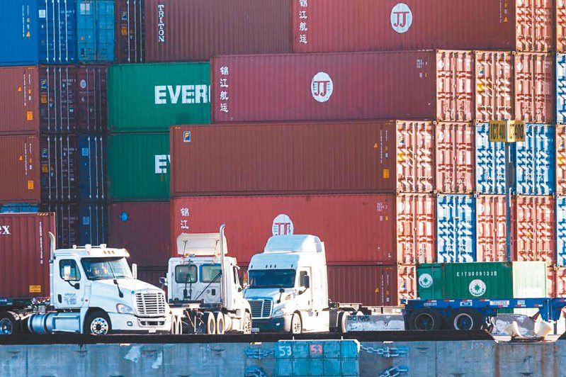 美國東西碼頭貨櫃堆積如山，加上大陸復工後出口貨量可能暴衝，導致美西碼頭工人換約談判情勢更加緊張，全球大塞港情況恐重演。（路透）