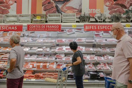 巴西里約熱內盧的民眾在超商選購食物。（彭博資訊）