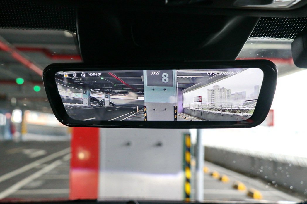 購車限時贈送的E-Mirror電子式智慧後視鏡。 記者陳威任／攝影