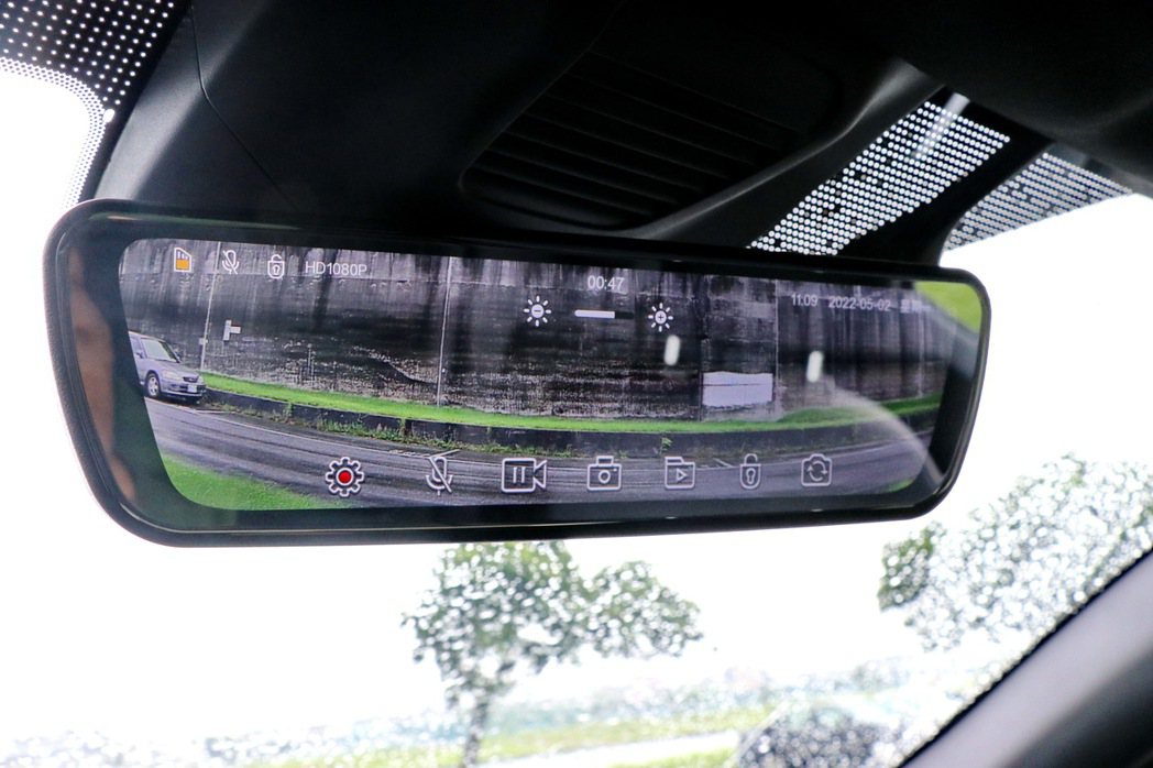 E-Mirror電子式智慧後視鏡更內建行車紀錄器功能。 記者陳威任／攝影