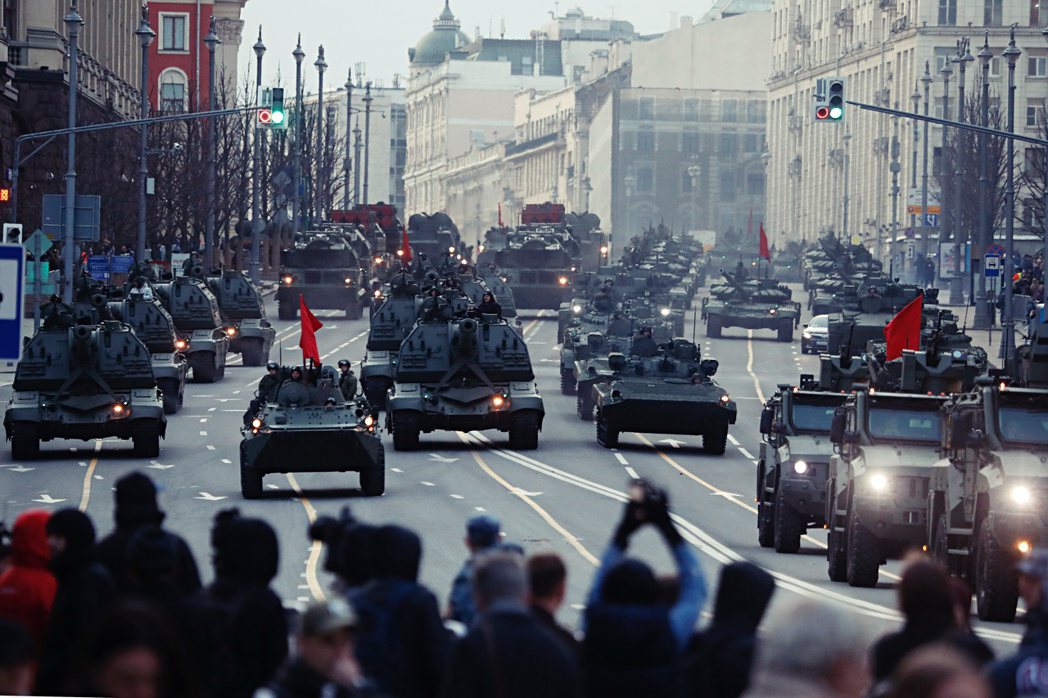 俄羅斯首都莫斯科2022年4月28日舉行的勝利日閱兵彩排，俄羅斯坦克和軍車沿著特...
