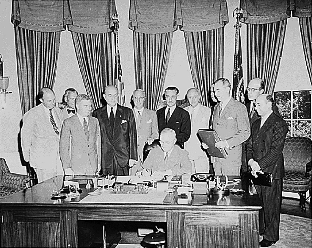 美國總統杜魯門簽署批准北大西洋公約，創建北大西洋公約組織（NATO）。 圖／維基...