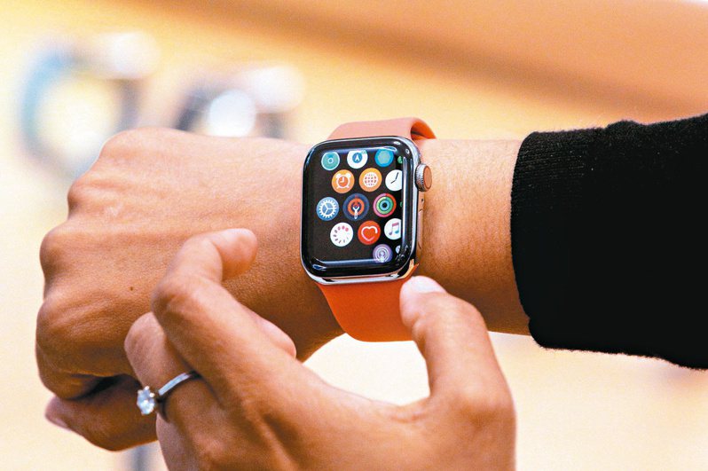 市傳蘋果公司新一代智慧手表將支援體溫測量功能，圖為第五代蘋果手表。路透