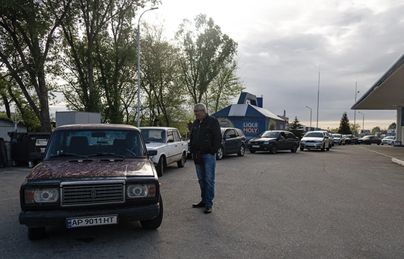 烏克蘭燃料危機惡化，西部大城利維夫(Lviv)的一個加油站1日早上出現50輛車排隊加油的慘況。圖／取自紐約時報