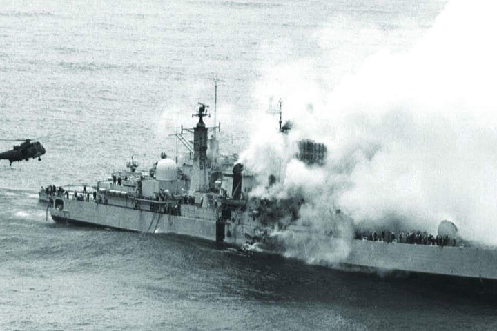 被飛魚飛彈擊中後的雪菲爾號，本艦的沉沒對各國海軍在船艦設計、防空作戰、損管防火等方面，都帶來重大教訓。圖／取自維基百科