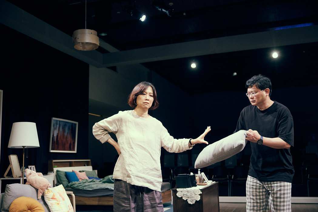 杜思慧(左）與吳世偉在「婚內失戀」舞台劇演出夫妻。圖／巨宸製作提供