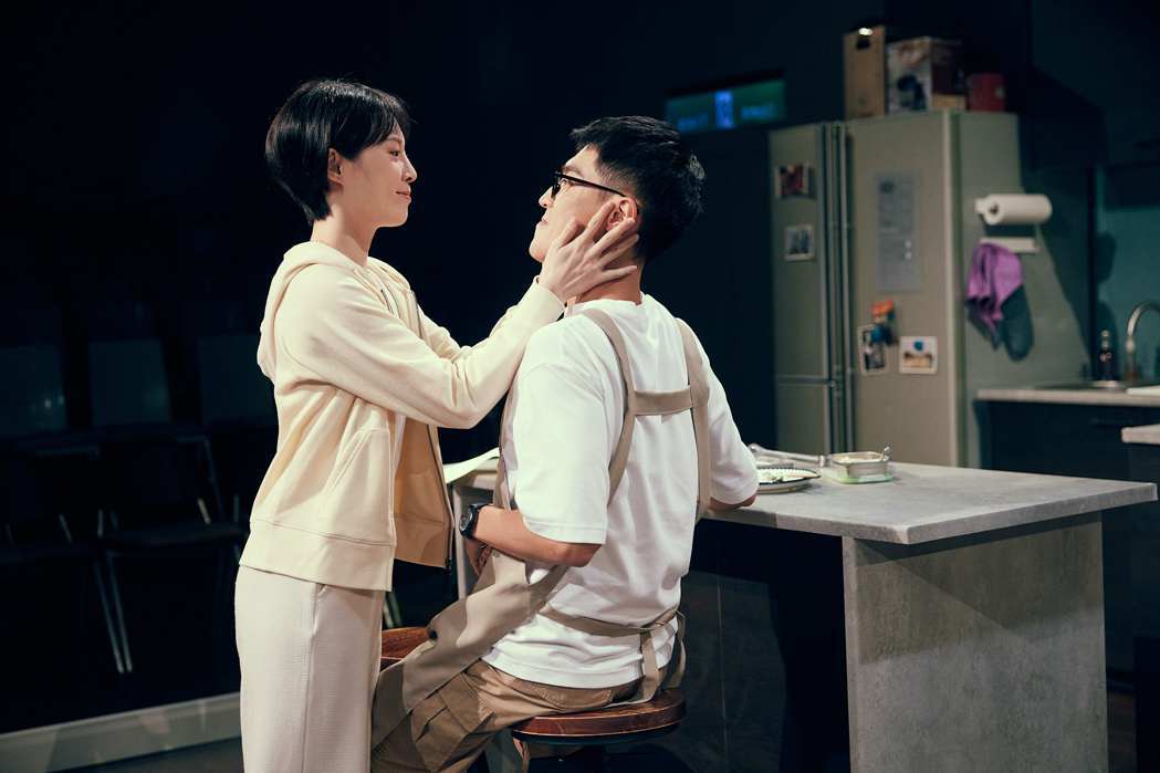 蔡亘晏(左）與黃俊傑在「婚內失戀」舞台劇演出夫妻。圖／巨宸製作提供