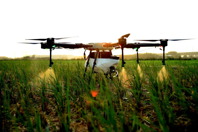 無人機應用橫跨各領域，在國內推廣以農用為主，利用無人機噴灑農藥。示意圖，與新聞無關。 圖／青出宜蘭農業運銷合作提供
