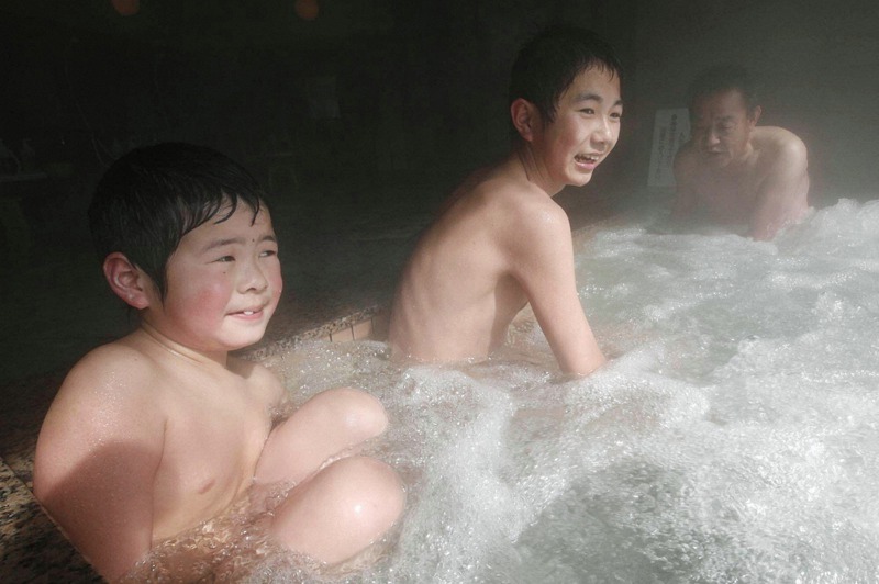 日本一般公眾浴場被定義為日常生活上、為保健衛生所的必要設施。圖為311震災後，岩手市災民享受久違的錢湯泡澡。路透
