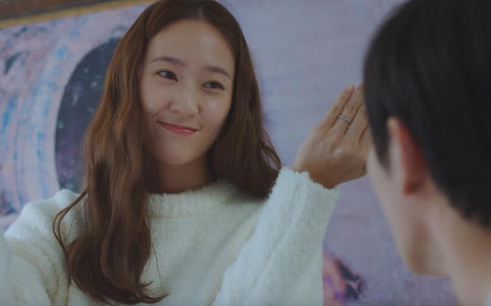 鄭秀晶在韓劇「瘋狂愛上你」劇中配戴FRED戒指。圖／摘自網路