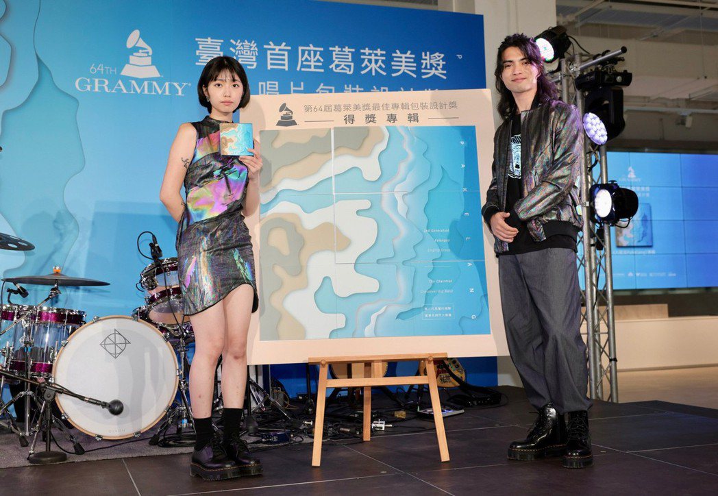 李政瀚(右)、于薇以「八歌浪Pakelang」專輯設計拿下葛萊美獎最佳唱片包裝設計獎。記者李政龍／攝影