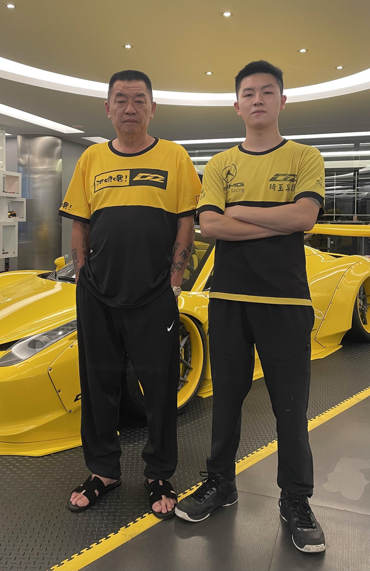 廖老大（左）以「打龜號」為台爭光，21歲帥兒廖洋不僅是職業賽車手，也進入家族企業從基層做起。 記者王郁惠／攝影