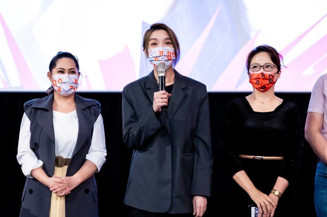 蘇瀅(左起)、蔡淑臻、劉宗瑀醫師出席「村裡來了個暴走女外科」高雄首映會。圖／公視提供