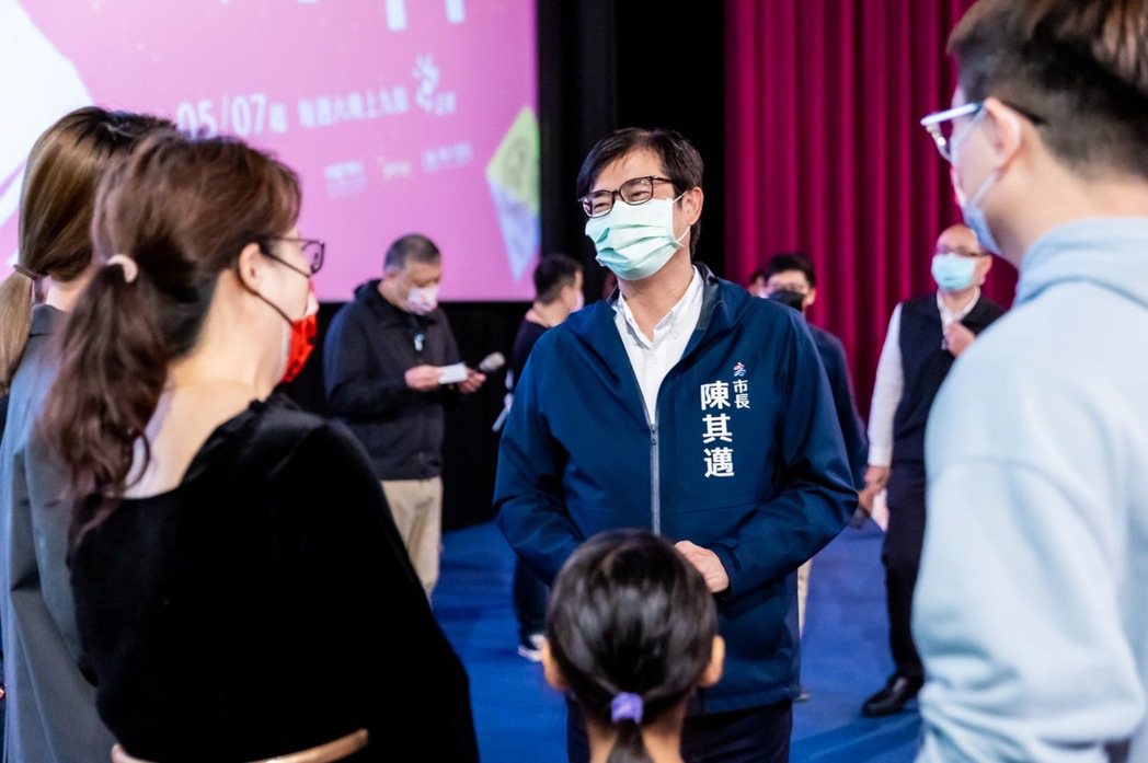 高雄市長陳其邁出席「村裡來了個暴走女外科」首映會。圖／公視提供
