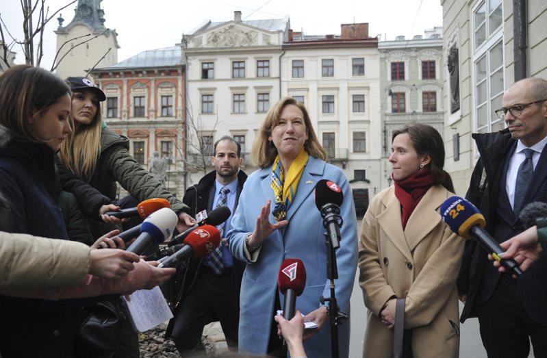 美國今年2月14日決定關閉位於基輔的使館，並將剩下的外交人員暫時遷往利維夫。美國駐烏克蘭臨時代辦克維恩（中）在2月15日在利維夫對媒體發表談話。美聯社